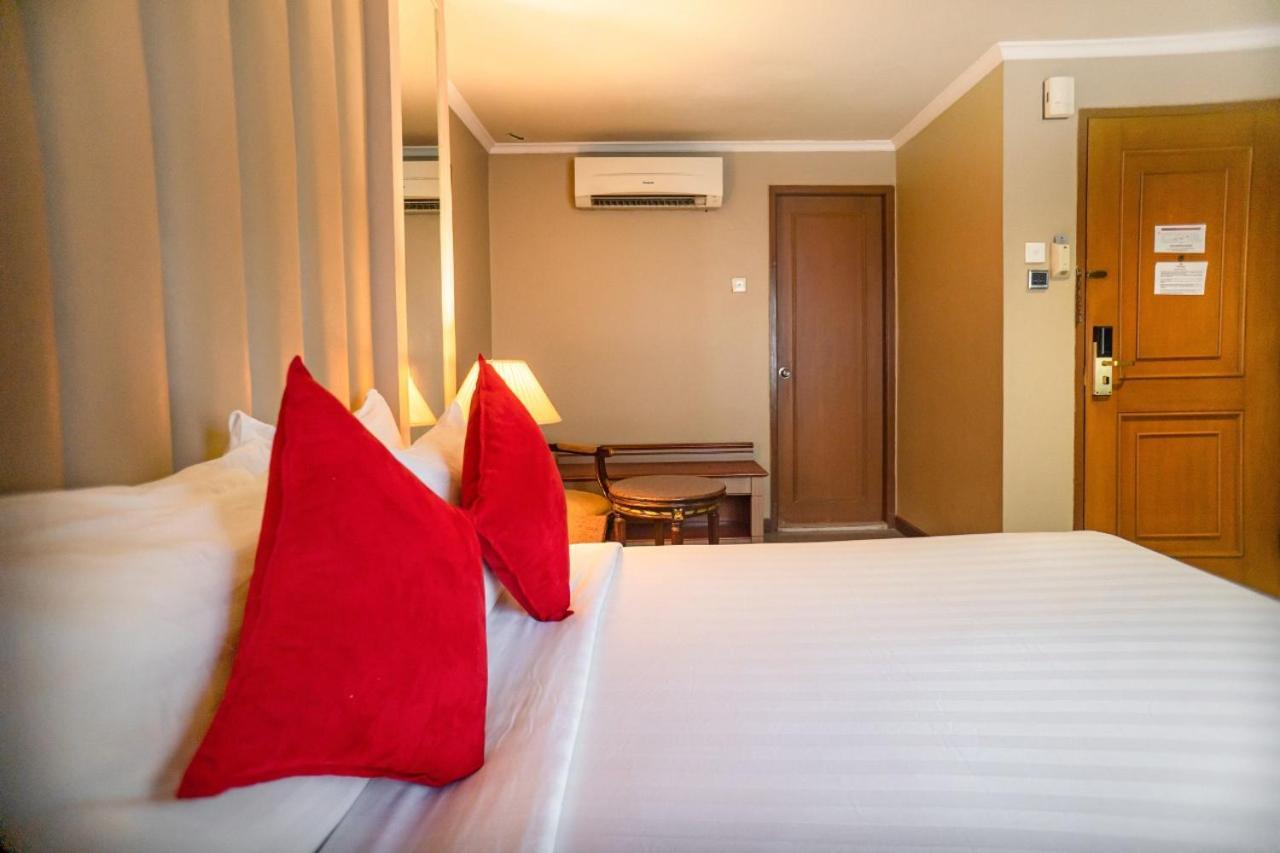 Olympic Hotel Jakarta Exteriör bild